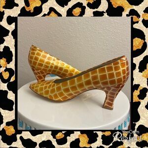 🦒🦒Unique Bandolino  Made in Spain Copper and White design!!